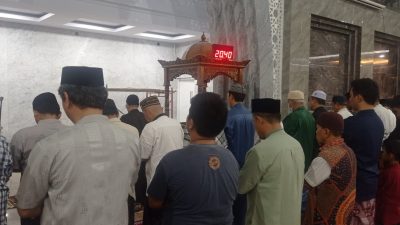 Sholat Taraweh Perdana Jamaah Mesjid Ikhtiar Tamalanrea, Makassar