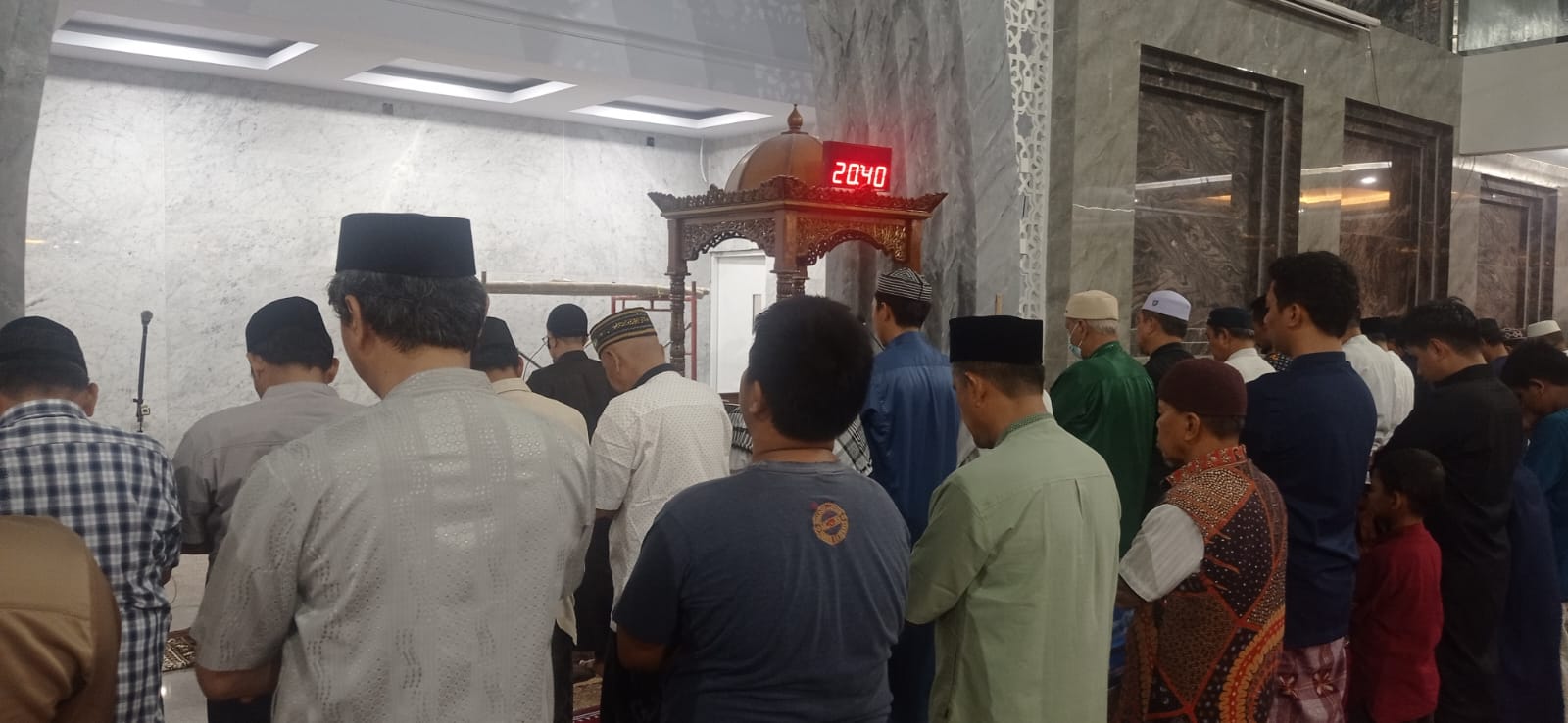 Sholat Taraweh Perdana Jamaah Mesjid Ikhtiar Tamalanrea, Makassar